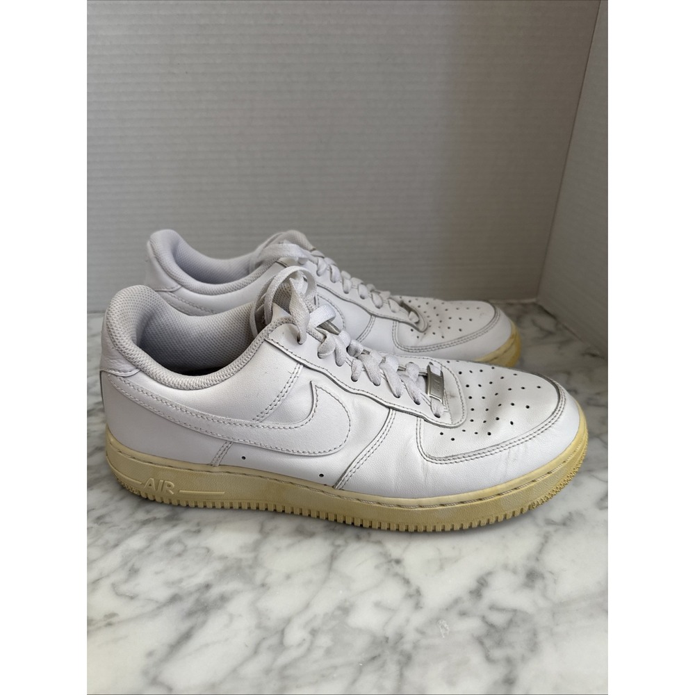 Size 8.5 - Nike Air‎ Force 1 Low '07 White (pre-loved yellowing soles)